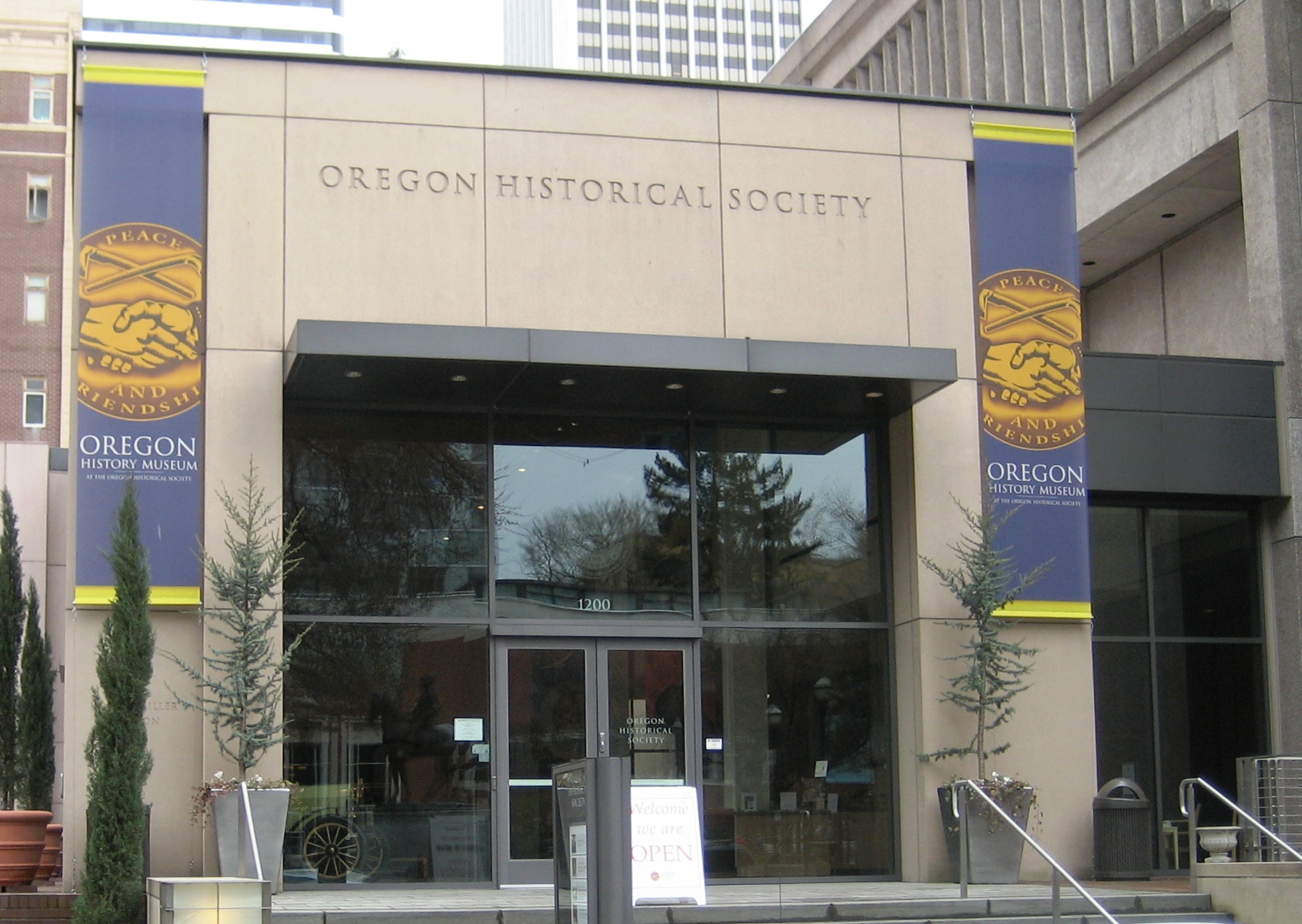Oregon_Historical_Society_entrance